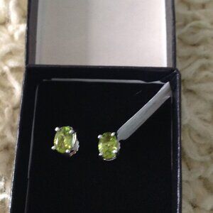 NWT Peridot Earrings, Sterling, oval Cut, 1.66 TCW, H: 7mm, W: 5mm, Designer Lux